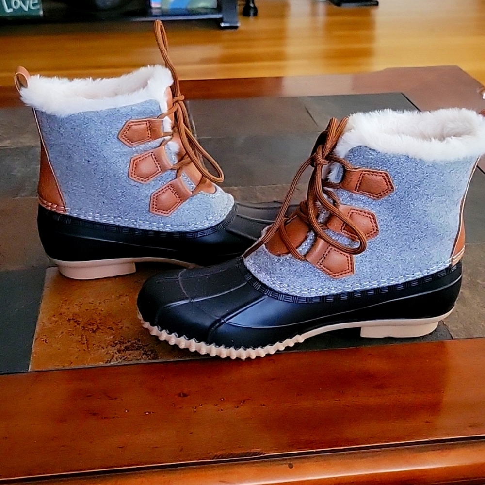Size 6 waterproof with super soft lining, lace up, chin high winter boot.